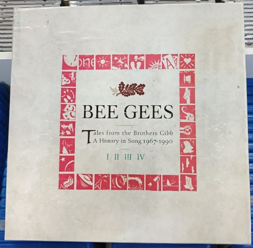 bee-gees-tales-from-the-brothers-gibb-a-history-in-song-1967-1990-caixa-box-com-4-cds-livreto-bee-ge